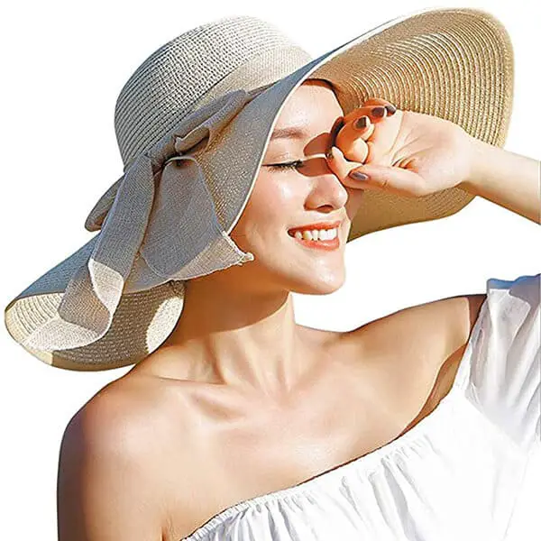Straw sun hat with a big bowknot